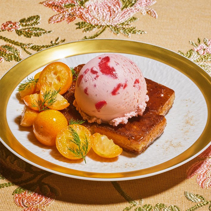 食パンのクイニーアマン風　金柑マリネ添え